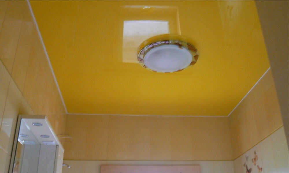 Потолочник потолок. Жёлтый натяжной потолок фотографии. Желтый потолок в ванной фото.